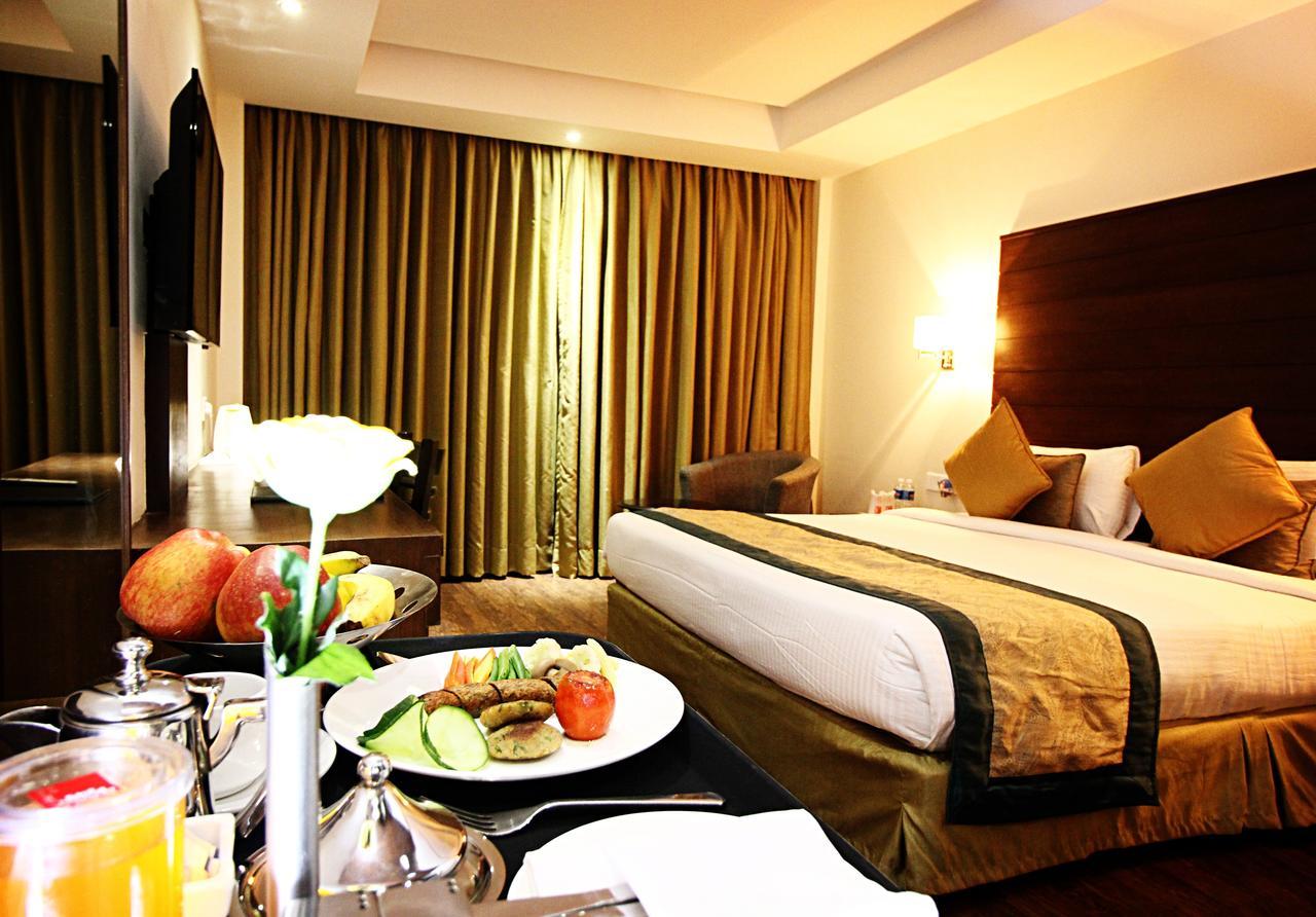 Aravali Clarks Inn Alwar Bagian luar foto